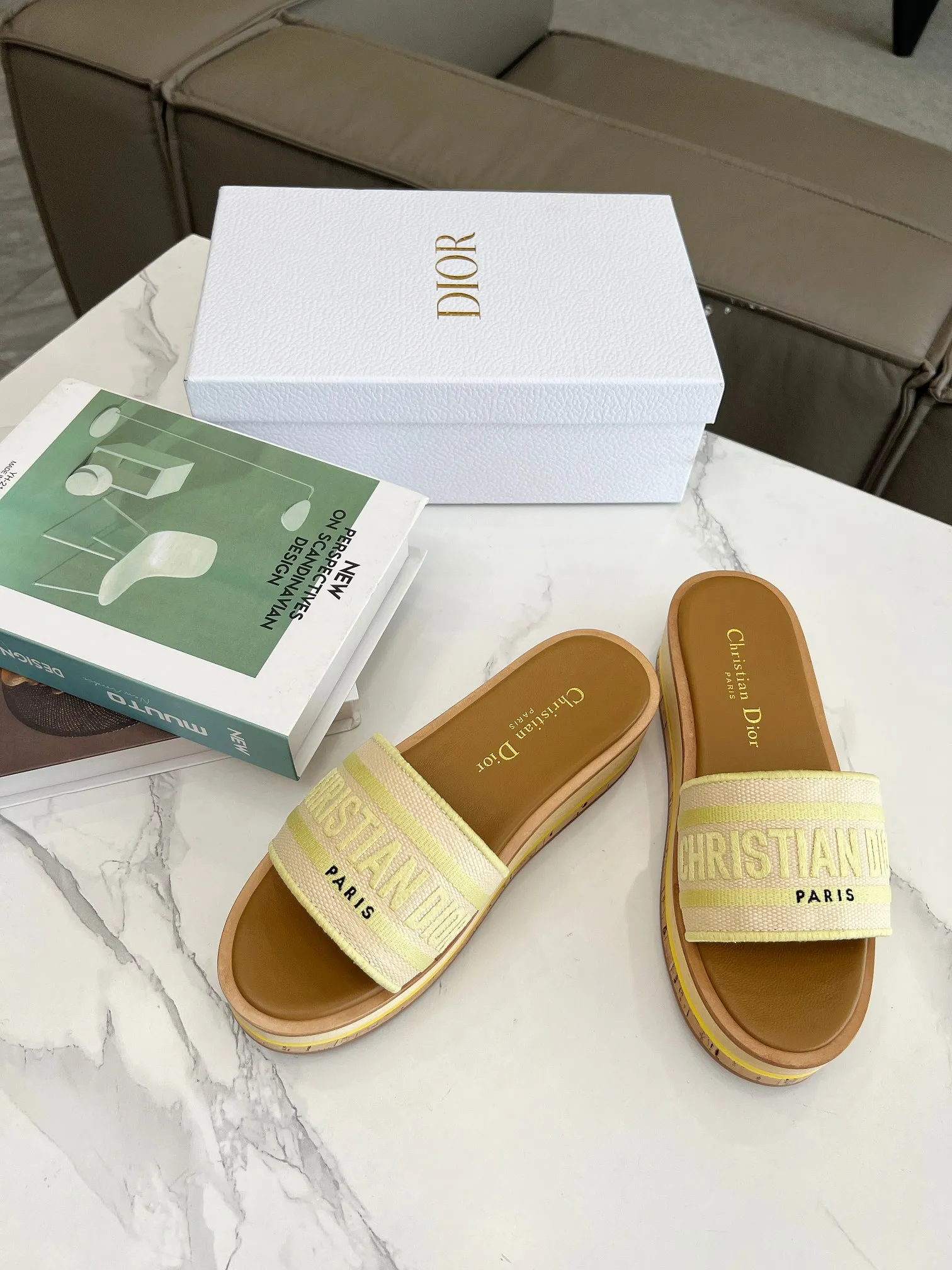 👟👟Ex-factory price 420👟👟 Dior's new spring and summer IVIETA DWAY jelly-colored flat-soled one-slip women's shoes with CD letter logo three-dimensional embroidery thick-soled round-toe open-toe slippers. The original version is developed to be the top version on the market. It feels soft and delicate on the feet and is extremely comfortable. Material: Upper imported raffia electric embroidery high-temperature water-soluble cotton technical fabric + water-dyed cowhide foot pad lining + original consistent combination outsole Outsole: original outsole Size: 35-42 (40.41.42 custom-made, non-refundable and non-exchangeable)